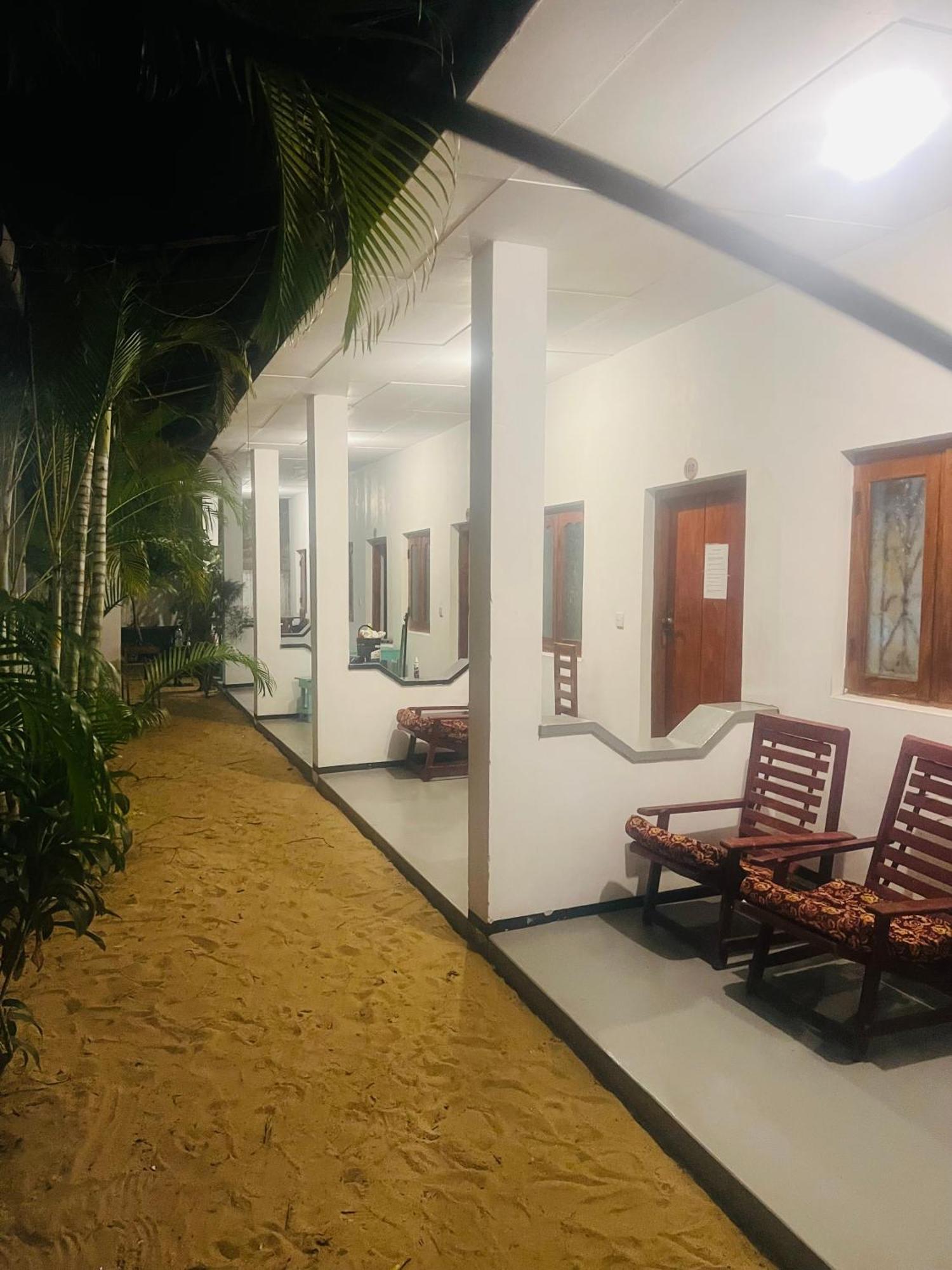 Hotel Moxy Bay Arugambay à Baie d'Arugam Extérieur photo